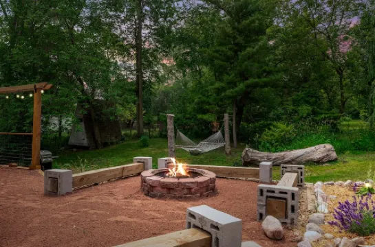 Cozy fireplace, indoor and outdoor games, records!