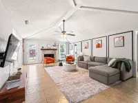 Minutes to Convention center,  family retreat, Pet-Friendly! King bed