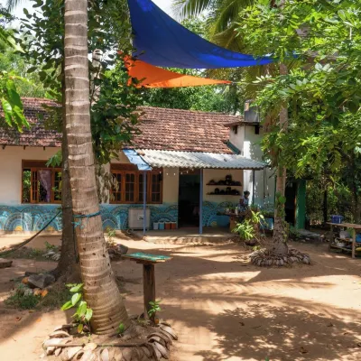 Jayanti guest house Отели рядом с достопримечательностью «Скала Пидурангала»