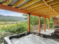 Garden Cottage Getaway on the Pend Oreille River! Pet-Friendly! Water Access!! Hotele w: Pend Oreille County