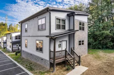 Modern 5 bedroom cabin, close-Dollywood, game room Hotels in 