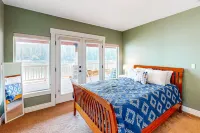 Beautiful Lakefront Custom - 4-Star