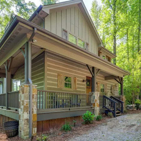 Screened Porch! Wooded Getaway in North Cove