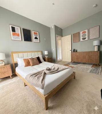 Stylish Friars Rd Retreat w Resort Pool & Elevator - Holiday Apartments