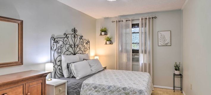 Enchanting Family House w/ Balcony < 3 Mi to Wvu! Hotels in Morgantown