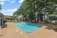 Gated Irving 1Br Work Suite - DFW 10Min · Pool+W/D - I30 - Condos