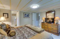 Raft & Hike! Home 2 Mi to Gsmnp w/ Sunroom & Yard -  Privatzimmer