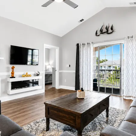 Myrtlewood 3Br Retreat - Pet-Friendly, Heated Pool, Balcony & Sleeps 8