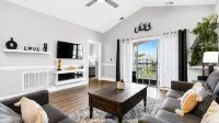 Myrtlewood 3Br Retreat - Pet-Friendly, Heated Pool, Balcony & Sleeps 8 - Boutique
