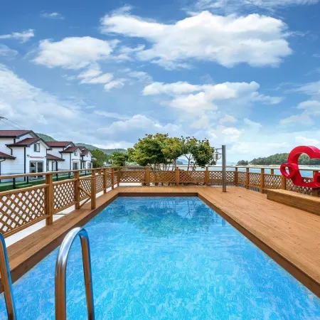 Yeosu Dangdangi Dog Family Pension Gold
