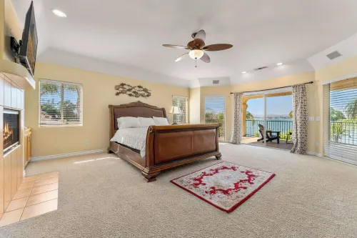 Waterfront Lakeside Mansion Great for Large Families, Retreat, and Events - Wifi