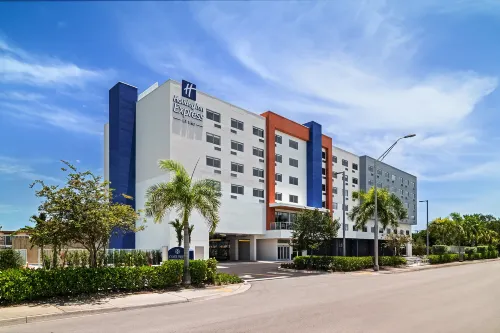 Holiday Inn Express & Suites MIAMI INTL AIRPORT - 36TH ST by IHG - breakfast