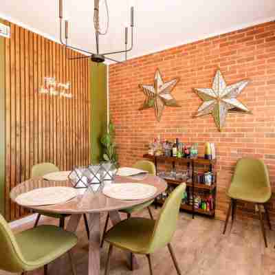 Close 2 Dollywood Rustic Sleeps 6 Family Fun Dining/Meeting Rooms