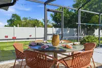 Poolside Oasis Sleeps 8 Game Room Putt Putt - Jacuzzi