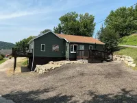 Riverview Getaways (only 13 miles to La Crosse WI or Iowa border) -  Privatzimmer