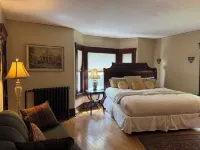 "Olympic House" on Main Street Lake Placid! Hot Tub, Big Front Porch, Pingpong - 4-Star