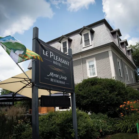 Le Pleasant Hôtel & Café Hotele w: Sutton