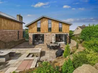 Oakwood House - 4-Star