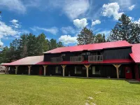 Lumberjack Inn - parking