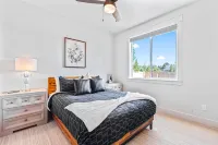 Dark & Sleek 3BR Escape by the Golf Course - Villaer