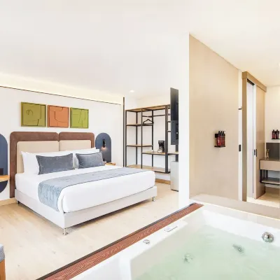 Blues Suites Laureles Hotels near León de Grieff  Library
