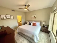 Cozy Ground Level Resort Style Condo with Heated Pool/Hot Tub, and Gym! - Wi-Fi