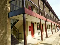 Red Carpet Inn Norwalk - parking