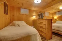 Sugarloaf Ski Basecamp Riverfront Cabin + Fire Pit - Homestays