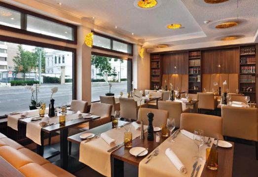 3. 플레밍스 호텔 ..