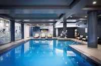 The Logan Philadelphia, Curio Collection by Hilton - piscina