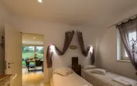 Hillside Villa with Swimming Pool and Jacuzzi - Frasassi Caves - Villas