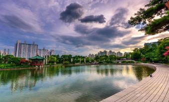 a river flanked by buildings and the sky on both sides at New York Hotel