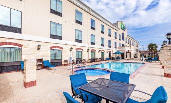 Holiday Inn Express & Suites Floresville