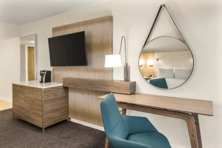 Crowne Plaza Orlando - Lake Buena Vista Отели рядом с достопримечательностью «Бейзилика оф Нешнел Шрайн оф Мэри, Квин оф Юниверс»