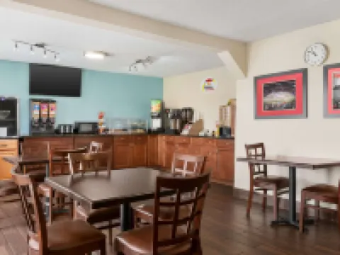 Super 8 by Wyndham Findlay Hotels in Findlay