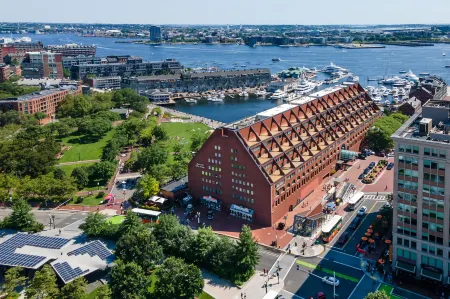 Boston Marriott Long Wharf Отели рядом с достопримечательностью «Парк Пирс»