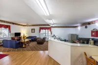 Econo Lodge Inn & Suites - Moteles