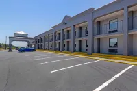 Clarion Pointe McDonough - parking