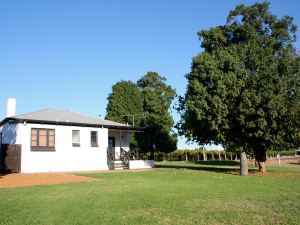 Upper Reach Spa Cottage