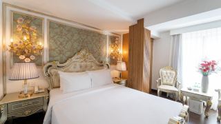 the-white-hotel-8a-thai-van-lung