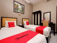 RedDoorz Plus @ Singosari Raya Hotels in South Semarang
