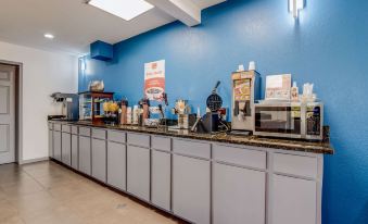 Econo Lodge Inn & Suites