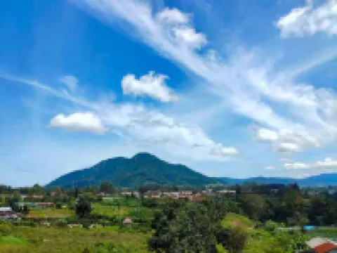 Uluna Hotel Hoteles en Berastagi