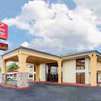 Econo Lodge Inn & Suites Hotel Exterior