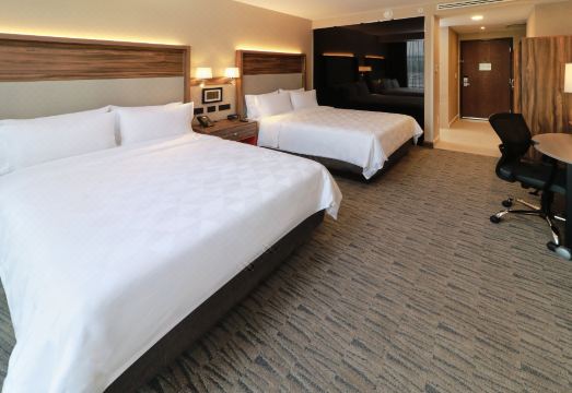 홀리데이 인 호텔 앤드 스위트