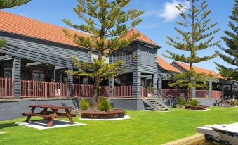 Mariners Cove Waterfront Motel and Apartments