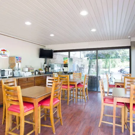 Super 8 by Wyndham Waldorf