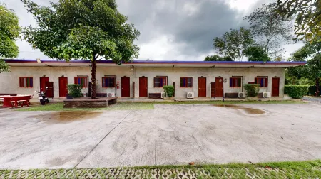 Praewdao Khitchakut Отели в г. Makham