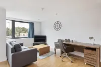 HQ Aparthotel Farnborough Hotels in Фарнборо