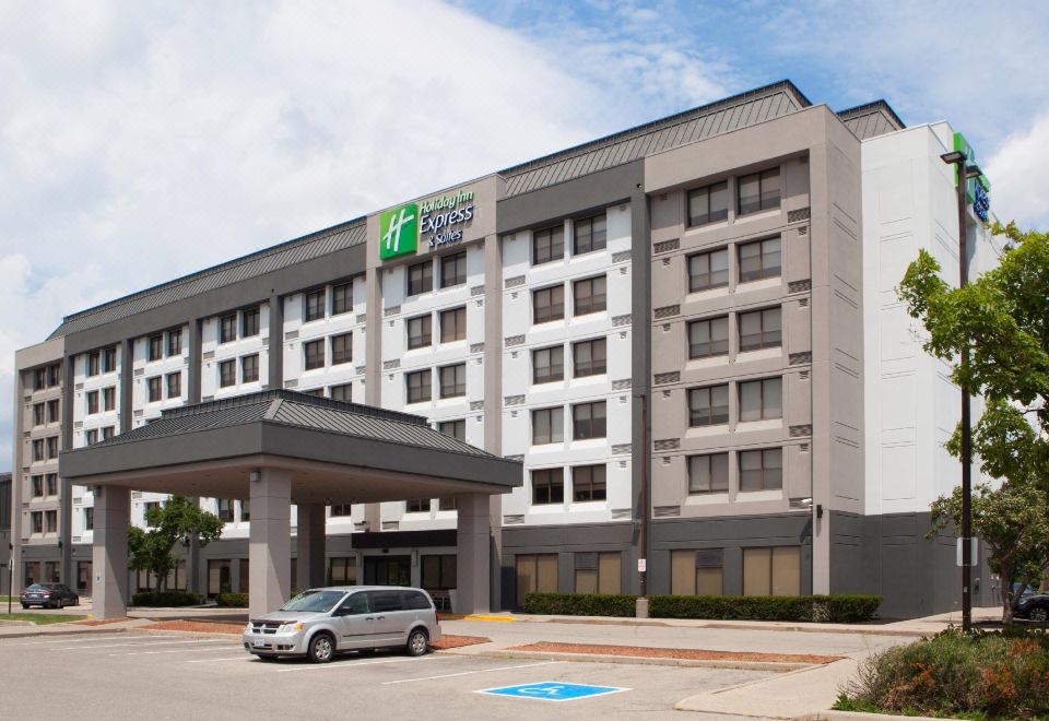 Holiday Inn Express & Suites Mississauga-Toronto Southwest Over view